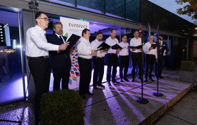 In view of the current crisis, the Czech ambassador and the Confrérie du chant traditionnel also sang the Ukrainian anthem. Guy Wolff/Maison Moderne