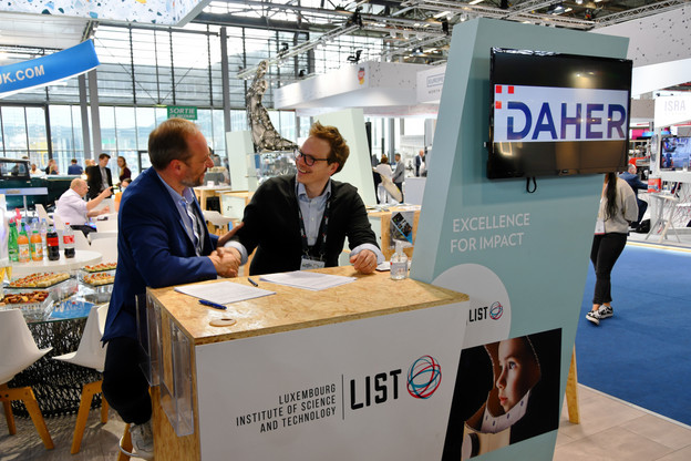 Damien Lenoble, directeur du département Recherche et technologie des matériaux au List, et Cédric Eloy, directeur technique adjoint chez Daher, ont officialisé leur partenariat à Paris. (Photo: List)