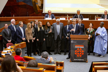 Le congrès de l'UIA a marqué l'automne luxembourgeois. (de g. à d.) le bâtonnier  Me François Kremer,   Me Pierre Thielen ,  Me François Prum , Me Clara Mara-Marhuenda, Me  Laura Arpetti ,  Me Henri Dupong ,  Me Anne Prum ,  Me Beatriz Garcia ,  Me Claude Wassenich ,  Me Donald Venkatapen ,  Me Alain Grosjean, Me François Moyse,  M e Anne Paul ,  le  p résident sortant de l’UIA Me Issouf Baadhio.  E n arrière-plan, Jorge Marti Moreno,  v ice-Président de l’UIA ,  Pedro Pais de Almeida, représentant  de l' UIA auprès des organisations internationales  et  le nouveau  p résident de l’UIA Jerome Roth . (Photo:  UIA-www.uianet.org )