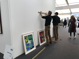 Le montage des œuvres est souvent l’affaire d’un travail d’équipe. (Photo: Paperjam.lu)