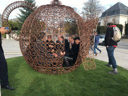 L’artiste a invité l’ambassadeur du Portugal à la rejoindre à l’intérieur de la théière. (Photo: Paperjam.lu)