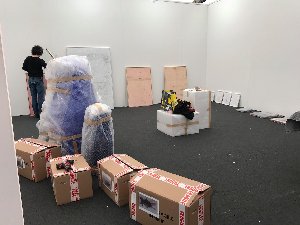 Sur les stands, tous les cartons ne sont pas encore déballés. (Photo: Paperjam.lu)