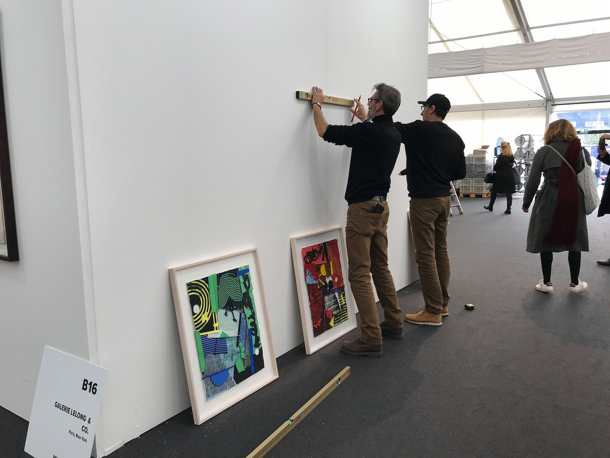 Le montage des œuvres est souvent l’affaire d’un travail d’équipe. (Photo: Paperjam.lu)