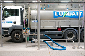 Le remplissage des camions chez Luxlait. (Photo: Matic Zorman / Maison Moderne)