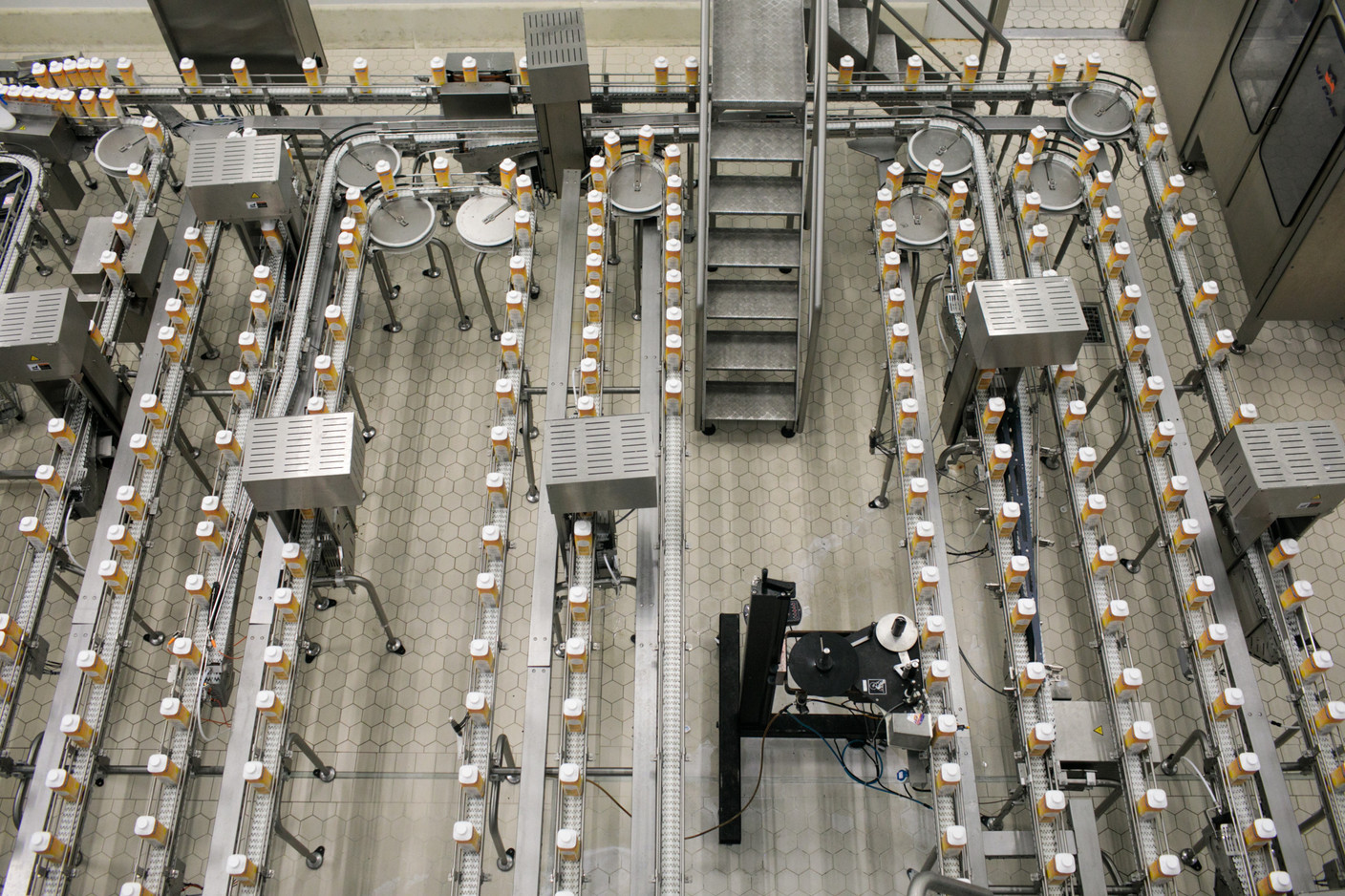 Vues d’en haut, les nombreuses machines de Luxlait ne s’arrêtent pas de fonctionner. (Photo: Matic Zorman / Maison Moderne)
