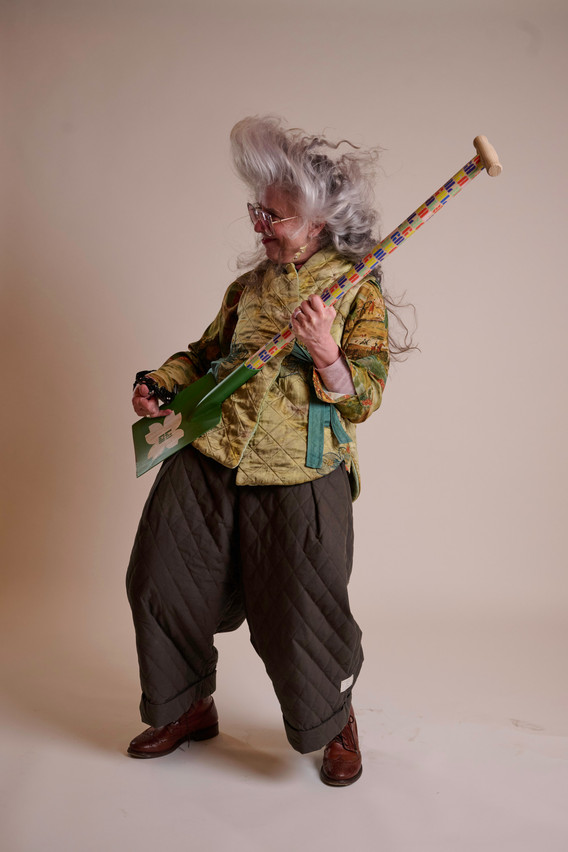 Pantalon Seyens acheté en Corée du Sud lors d’un voyage avec mon fils, blouse vintage Pinor, veste en soie pièce unique botanical printing hand made par Cape Jade achetée lors d’une exposition au Luxembourg, chaussures faites main, Nicay acheté à Trèves, pelle Luga. (Photo: Nader Ghavami)