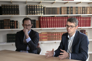«Nous avons dû avoir le Covid pour obtenir une digitalisation de la justice – en une nuit», constate Denis Weinquin (à droite), qui a pris la succession de Philippe Sylvestre à la présidence du Jeune Barreau. (Photo: Matic Zorman/Maison Moderne)
