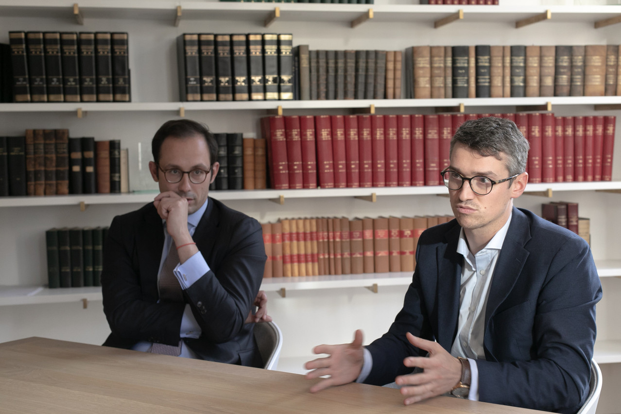 «Nous avons dû avoir le Covid pour obtenir une digitalisation de la justice – en une nuit», constate Denis Weinquin (à droite), qui a pris la succession de Philippe Sylvestre à la présidence du Jeune Barreau. (Photo: Matic Zorman/Maison Moderne)