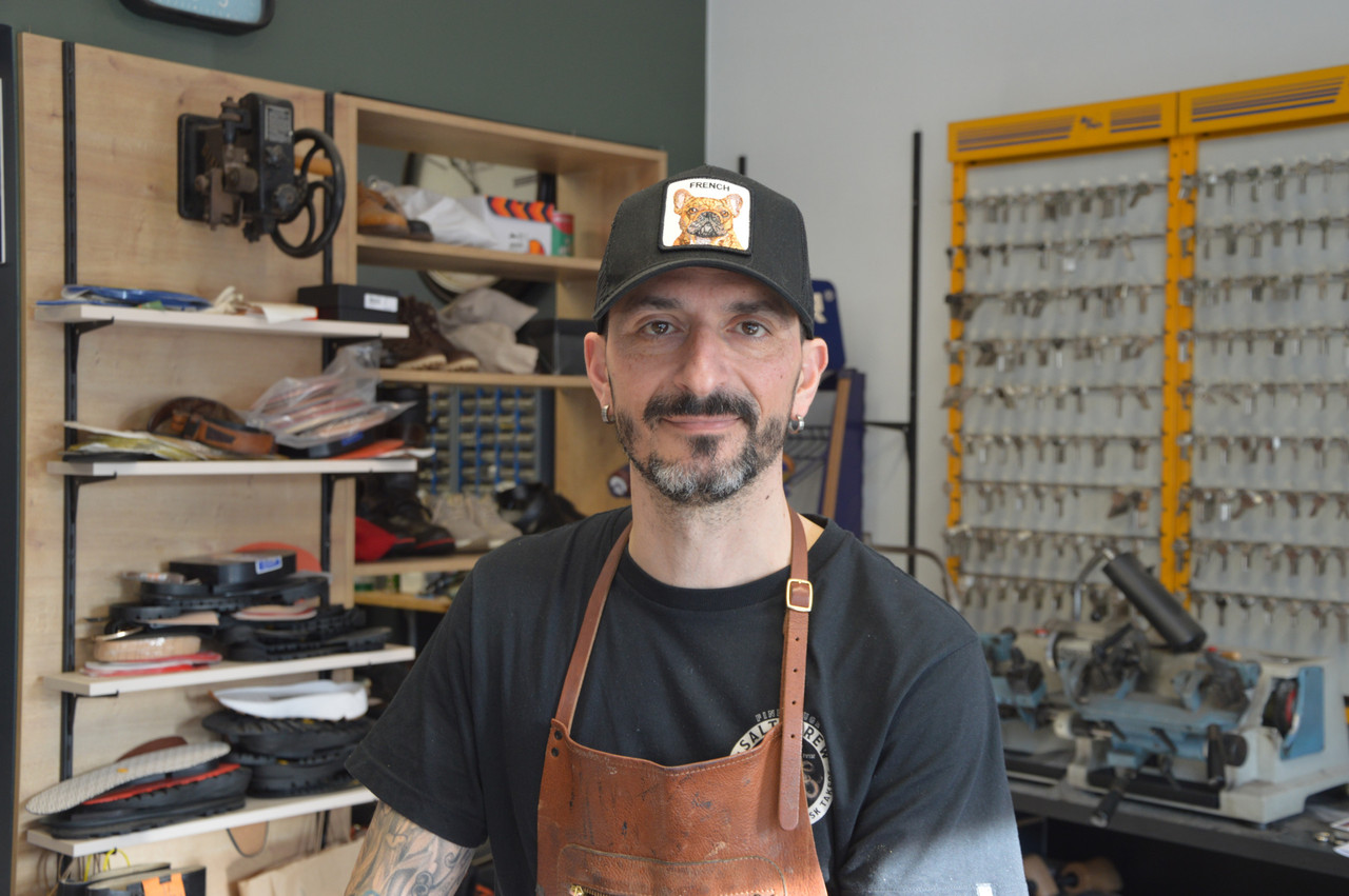 David Mazzoni began working as a cobbler 25 years ago with his father, before setting up his own business 20 years ago.  Photo: Maëlle Hamma/Maison Moderne