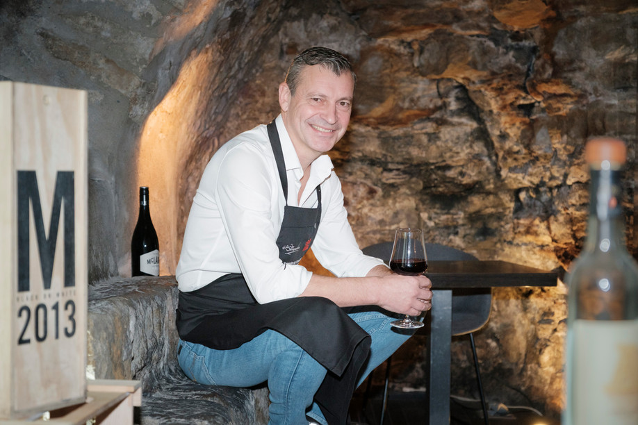 At La Vinoteca, Rodolphe Chevalier, 26 e  best sommelier in the world and Best Sommelier 2026 Gault&Millau, can "date a wine just by looking at its colour". (Photo: Jan Hanrion/Paperjam)