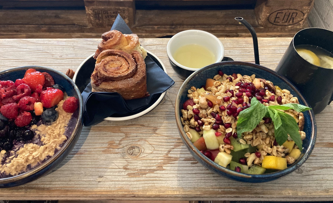 Des flocons d’avoine, des cinnamon rolls, des bols de fruits et de granola, du thé et bien d’autres choses encore figurent au menu de Ready?!, au Limpertsberg. (Photo: Lydia Linna/Maison Moderne)