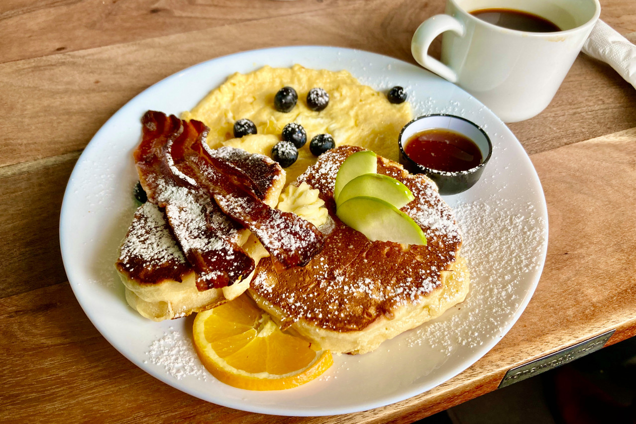 Mon plat préféré à North Bay est le Megan, qui comprend des pancakes, des œufs cuits à votre goût et un choix de bacon ou de saucisses. (Photo: Lydia Linna/Maison Moderne)