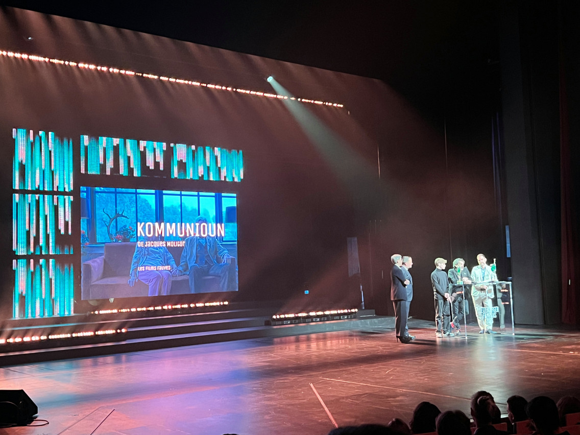 Le prix du meilleur long métrage luxembourgeois a été remis par le Premier ministre sortant Xavier Bettel (DP) et la ministre de la Culture, Sam Tanson (déi Gréng). (Photo: D’Filmakademie)