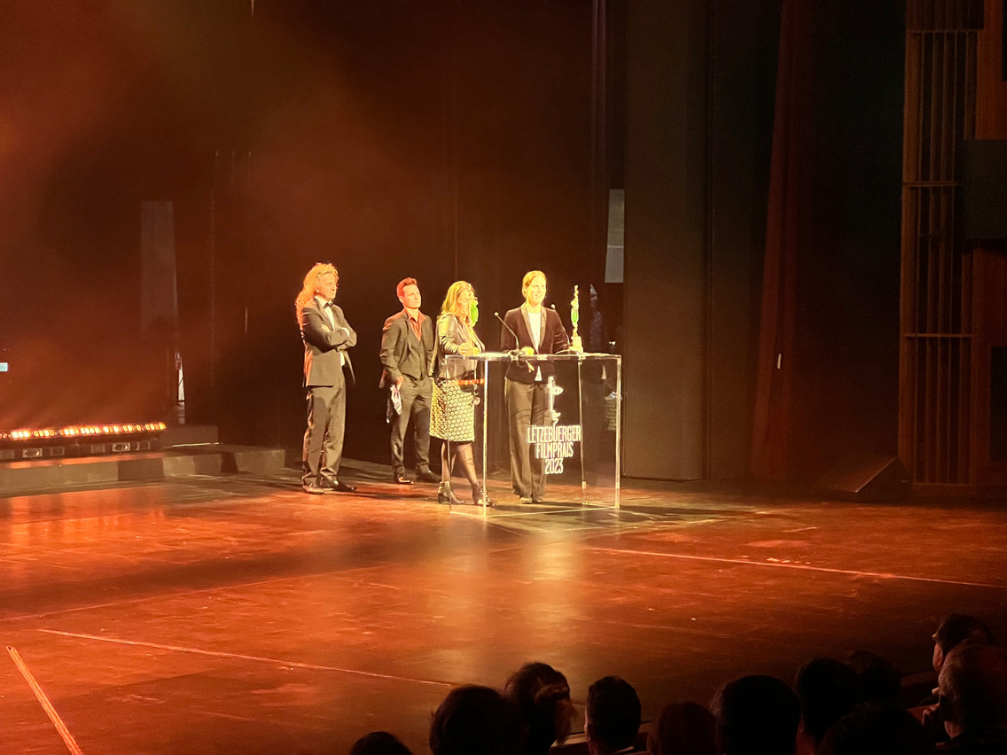 Anne Schroeder et Anne Schiltz (à droite) sont montées sur scène pour le prix du meilleur long métrage documentaire luxembourgeois. (Photo: D’Filmakademie)