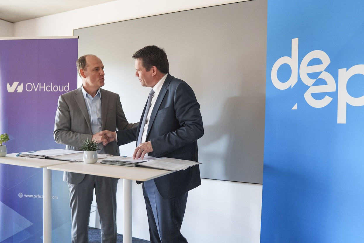 OVH CEO Benjamin Revcolevschi and Post CEO Claude Strasser consecrated a union announced in November. Photo: Post Luxembourg/Anthony Dehez