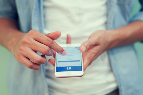 Pour donner de la visibilité à leurs idées, les politiques, les partis et les ONG qui les entourent n’hésitent plus à s’offrir de la publicité. Surtout sur Facebook, le réseau-roi. (Photo: Shutterstock)
