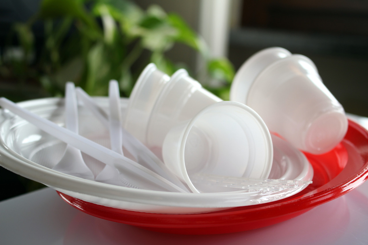 Interdire la vaisselle à usage unique fait partie des idées incluses par Déi Gréng dans sa motion. (Photo: Shutterstock)