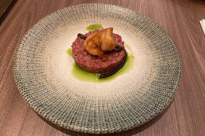 Le tartare de bœuf est parfaitement assaisonné. (Photo: Céline Coubray)
