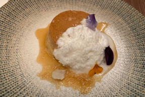 Délicieux flan à la vanille avec espuma de coco  (Photo: Céline Coubray)