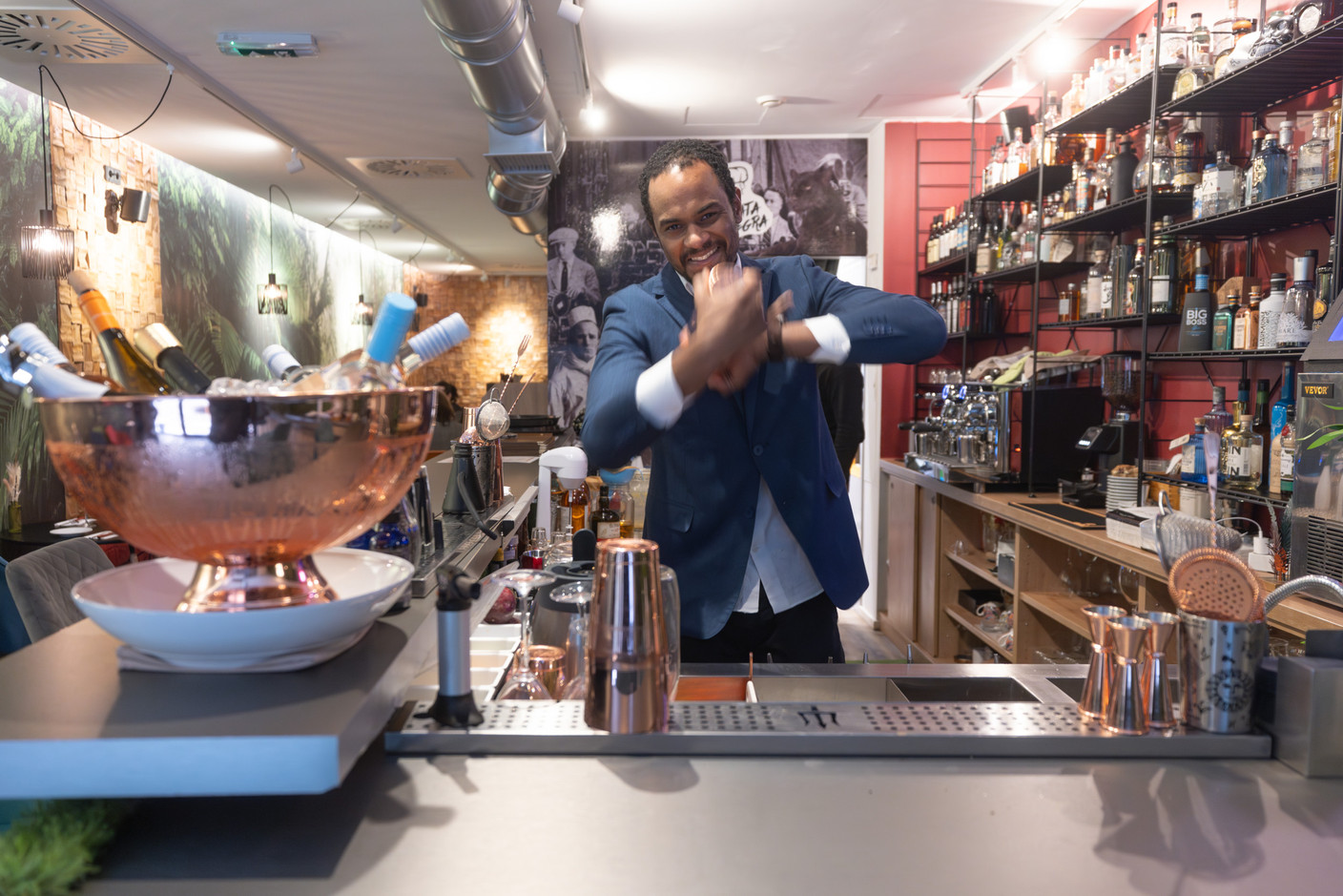 Manu Veiga régale les clients avec ses cocktails signature. (Photo: Guy Wolff/Maison Moderne)