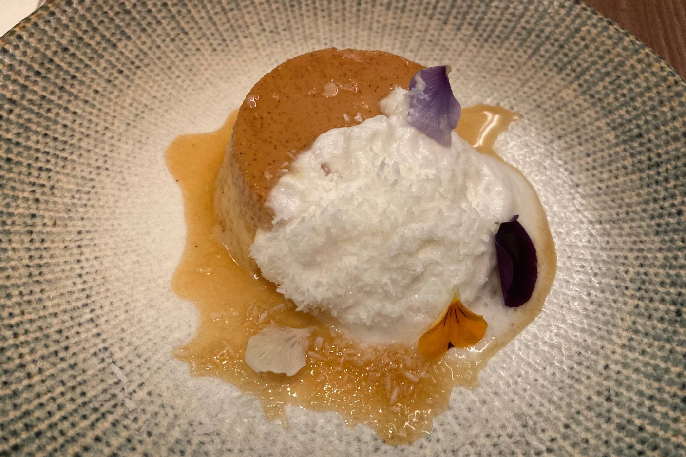 Délicieux flan à la vanille avec espuma de coco  (Photo: Céline Coubray)