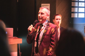 Paperjam + Delano Club’s Jim Kent is seen speaking at the “Delano Live: How to move up without burning out?” event, 16 November 2021. Photo: Simon Verjus/Maison Moderne