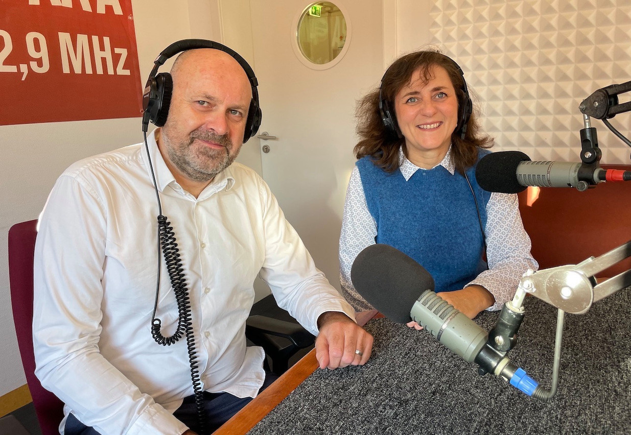 Duncan Roberts and Lisa McLean in the Radio Ara studios. Photo: Maison Moderne (archives)