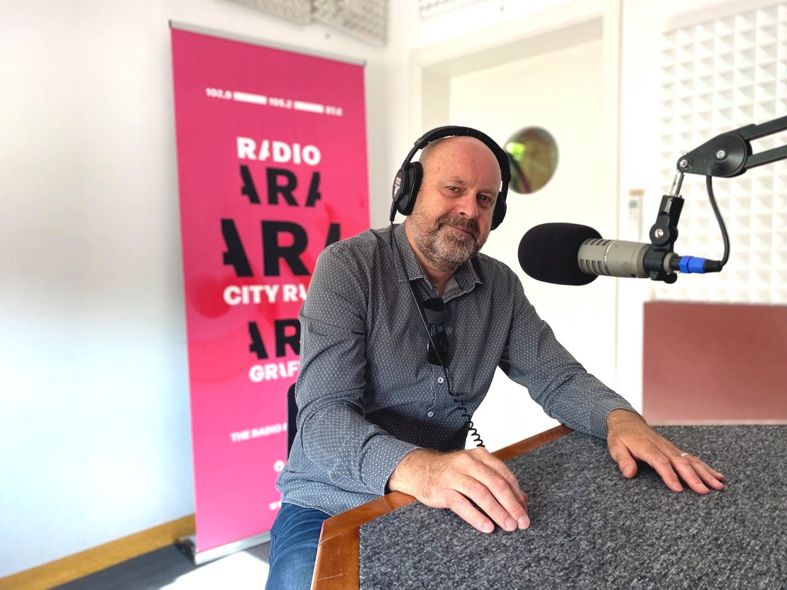Duncan Roberts in the Ara City Radio studios Ara City Radio-Maison Moderne