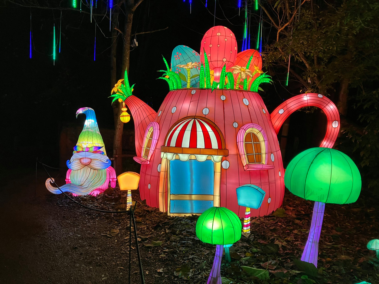 Another zone of the Amnéville Zoo light show features tea and pastries. Photo: Lydia Linna/Maison Moderne