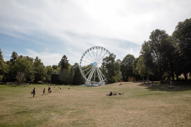 July’s sunshine attracted crowds to terraces and parks, including the big wheel on the Kinnekswiss. Romain Gamba (archives)