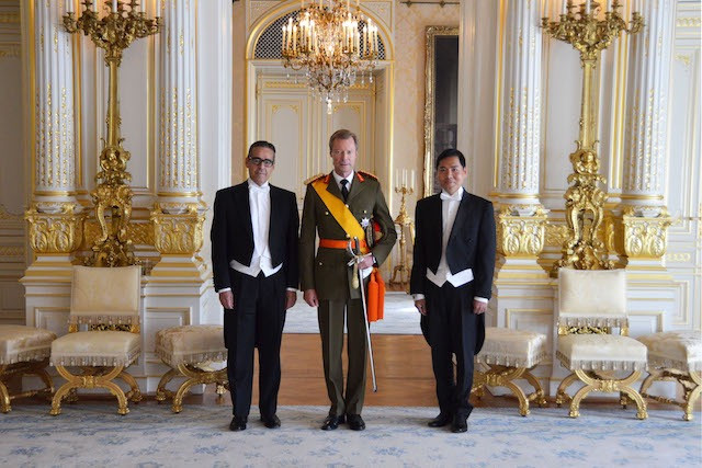 Christian Fotsch, Swiss ambassador (on left), Grand Duke Henri, and the ambassador’s spouse Cour grand-ducale/tous droits réservés