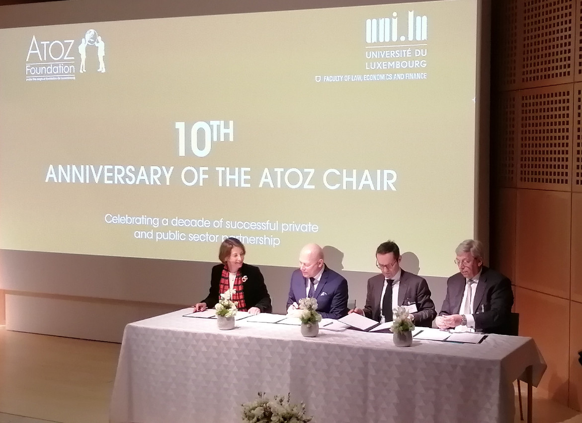 The signing of the funding renewal with (from l. to r.) Tonika Hirdman (Fondation de Luxembourg representing the ATOZ Foundation), Stéphane Pallage (Uni), Keith O'Donnell (Atoz), Yves Elsen (Uni) University of Luxembourg