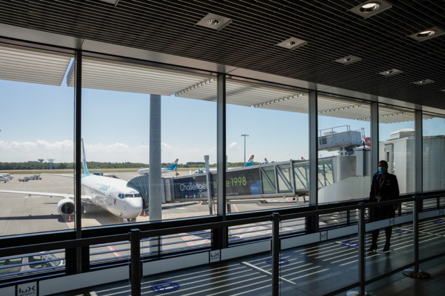 Findel airport recorded 192,000 fewer air travelers in March 2020 compared to the same month in 2019, according to Eurostat. The airport has since reopened, picture here was taken on 28 May, under strict hygiene and social distancing regulations. Romain Gamba/Paperjam