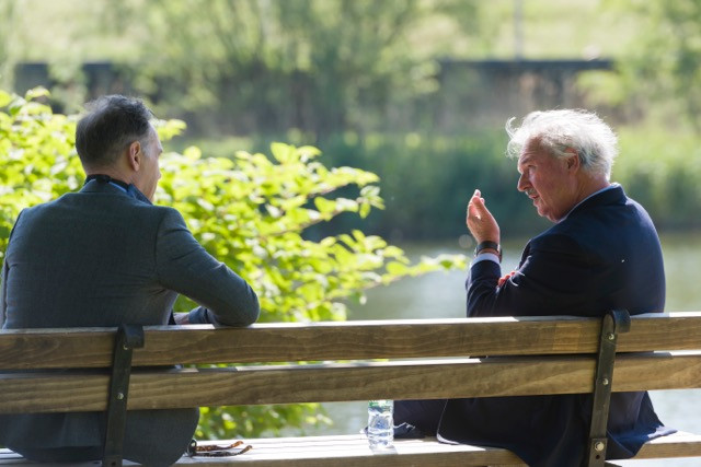 Luxembourg foreign minister Jean Asselborn (right) and his German counterpart Heiko Maas on a riverside bench in Schengen, 16 May 2020. Germany, on the opposite bank of the Moselle river, on Saturday reopened its border with the grand duchy. SIP / Jean-Christophe Verhaegen