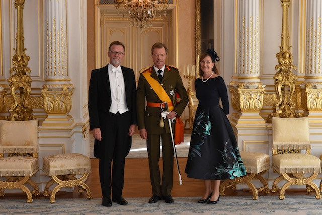 Justin Brown, the Australian ambassador to Luxembourg (left), is seen during the formal presentation of his diplomatic credentials to Grand Duke Henri (centre), 9 October 2018. Also seen is Brown’s spouse. Cour grand-ducale