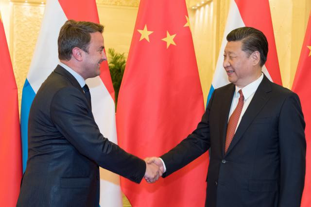 Xavier Bettel, prime minister of Luxembourg, and Xi Jinping, president of China, shake hands during an official meeting on 14 June 2017 SIP/Charles Caratini