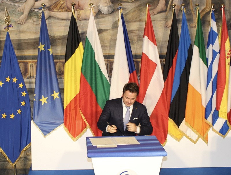 Xavier Bettel signs the Rome declaration during the celebrations of the 60th anniversary of the Treaty of Rome on 25 March. SIP