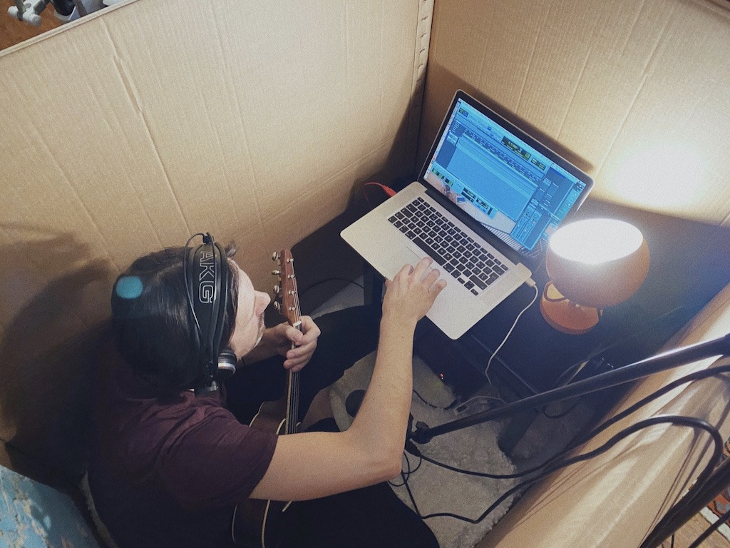 Livin’ in a cardboard box--singer-songwriter Daniel Balthasar write and recorded 10 songs in 10 days in this confined space for his new album “The long lost art of getting lost” Véronique Kolber