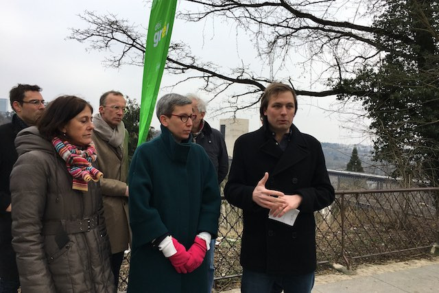 Sam Tanson (centre) and François Benoy (speaking), the Green party’s leading candidates for this autumn’s Luxembourg City council elections, speak during a press conference, held in Pescatore Park near the Pfaffenthal lift, on 26 January 2017 Staff