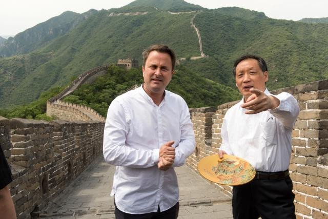 Xavier Bettel, Luxembourg’s prime minister, is given a tour of the Great Wall of China by Li Jinzao, head of the Chinese National Tourism Administration, on 11 June 2017 SIP/Charles Caratini
