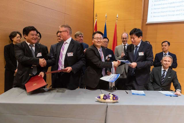 Photo shows the signing of the MoU by the Luxembourg economy ministry and representatives of the Henan Chinese Group Imported Materials Public Bonded Centre Charles Caratini/Luxembourg Chamber of Commerce
