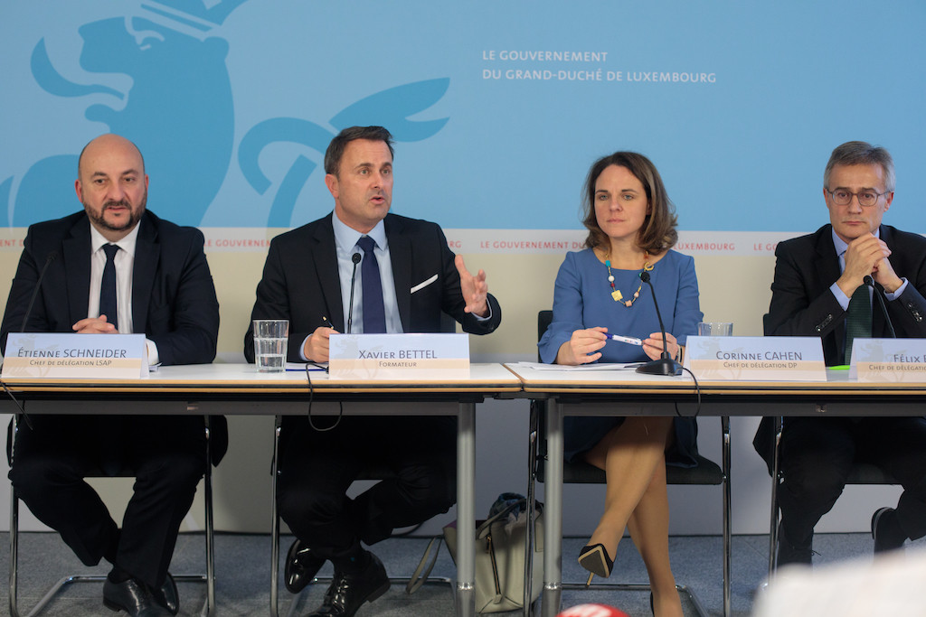 Formateur Xavier Bettel (2nd left) alongside party delegate leaders, Étienne Schneider (left) Corinne Cahen (2nd right) and Félix Braz (right) at a press conference announcing the next government’s policy programme on 29 November. Matic Zorman