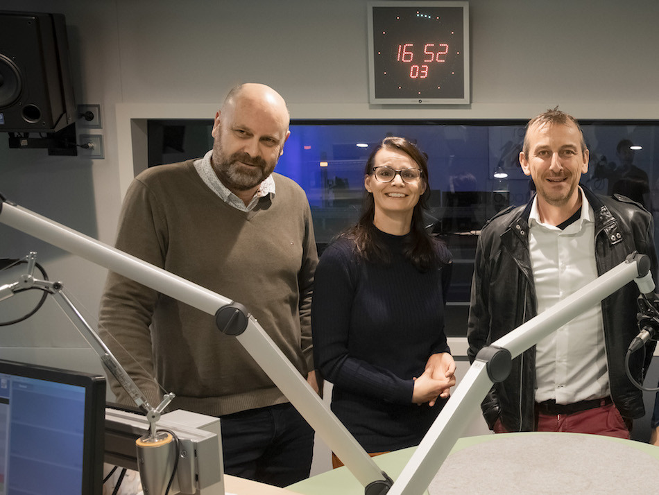 Delano’s Duncan Roberts and Jess Bauldry in the 100,7 studios with Jim Kent in an archive photo from November 2019. (Photo : Jan Hanrion / Archives / Maison Moderne)
