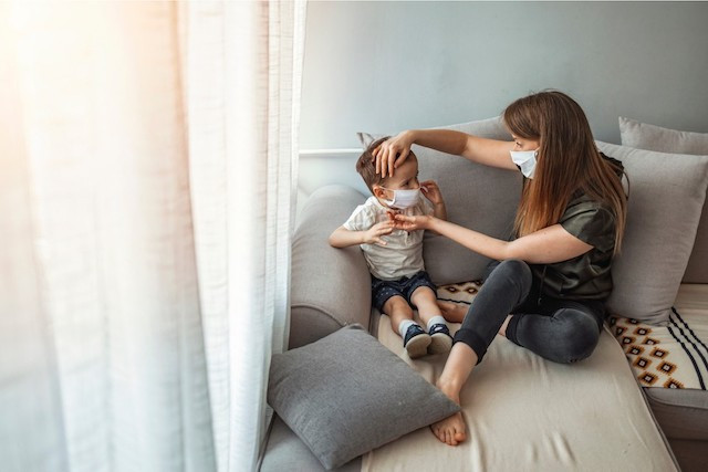 The ministry of social security is taking a flexible approach: rather than an extension to family leave there will be a suspension of deducting the days of leave taken by parents of children who are covid-19 infected or suspected of being so. Shutterstock