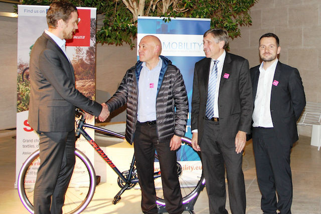 Prize-winner Romain Mayer (second from left) is pictured with transport minister François Bausch and Martin Kracheel of Luxmobility, 29 November 2017 Luxmobility