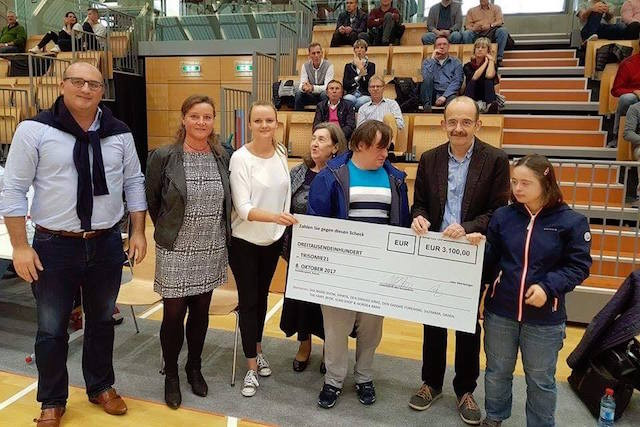 Representatives of two Danish organisations in Luxembourg hand a ceremonial donation cheque to representatives of Trisomie 21 Lëtzebuerg on 8 October 2017 Danish Church in Luxembourg/Danish Association in Luxembourg