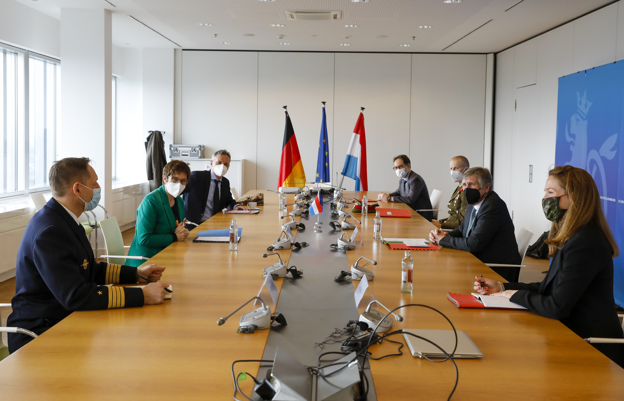 Annegret Kramp-Karrenbauer (second from left) and François Bausch (second from right) with defence and military officials at Monday's meeting SIP/Julien Warnand