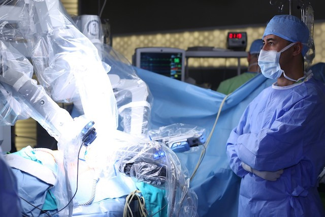 On three occasions, surgical teams have claimed the first remote operation allowed by 5G. With arms folded, a "backup" surgeon watches the robots apply the instructions remotely. Shutterstock