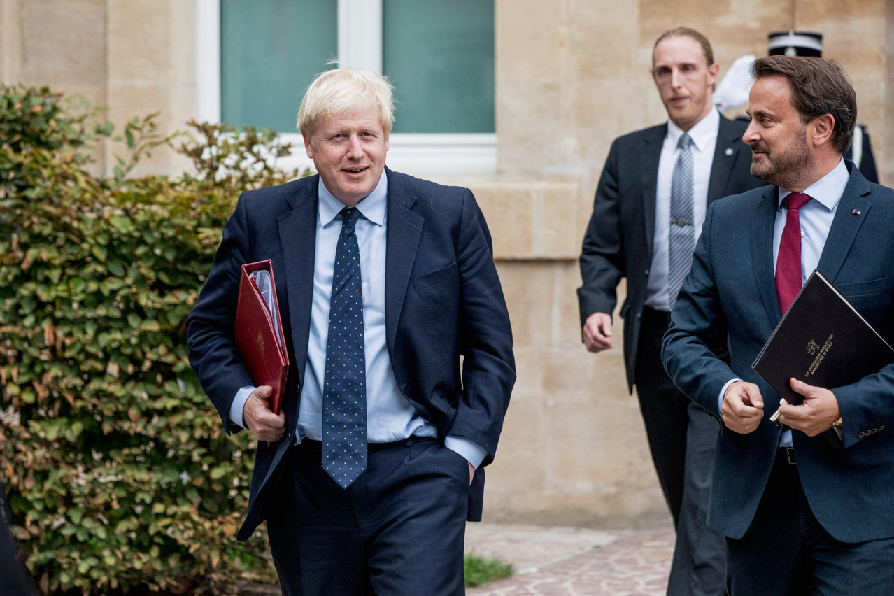 British prime minister Boris Johnson and Luxembourg’s Xavier Bettel leave their meeting and head straight past waiting journalists on Monday afternoon Jan Hanrion/Maison Moderne