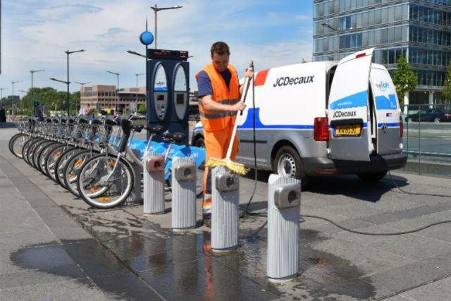 Half of the Vel'oH! bike stations were equipped with electric bikes from 30 November JCDecaux